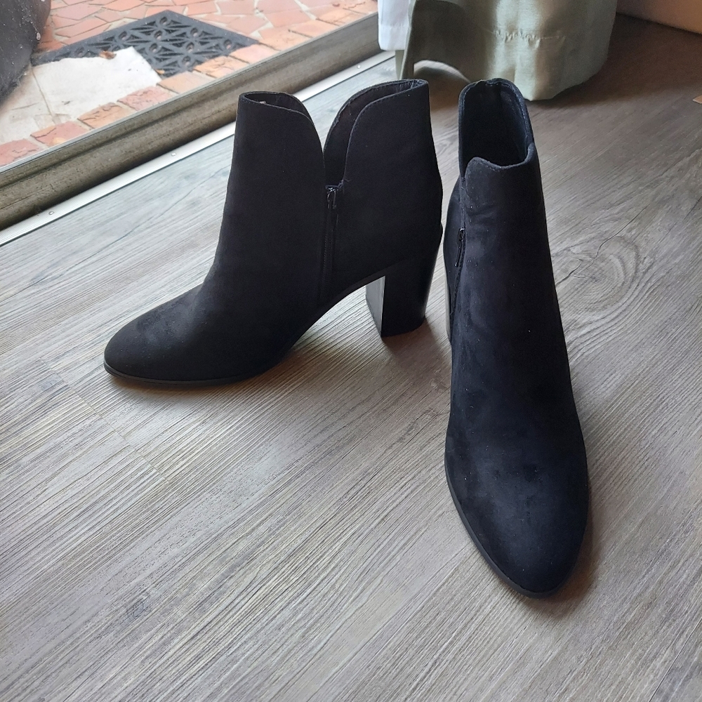 Size 11 Memory Foam Suede V High Heel Black Boots